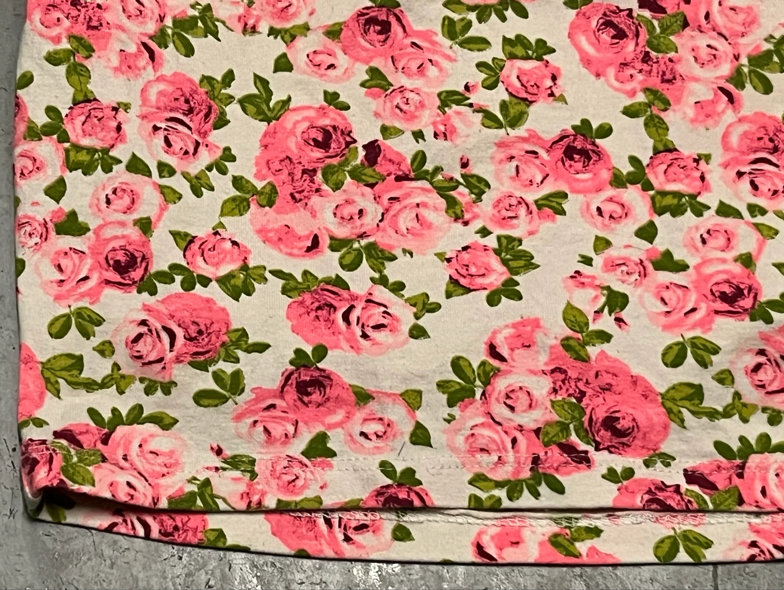 Camiseta curta com flores rosas – photo 9